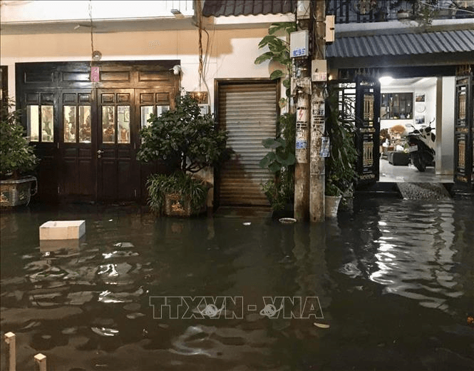 Mưa lớn kết hợp triều cường, Thành phố Hồ Chí Minh nhiều nơi chìm trong biển nước