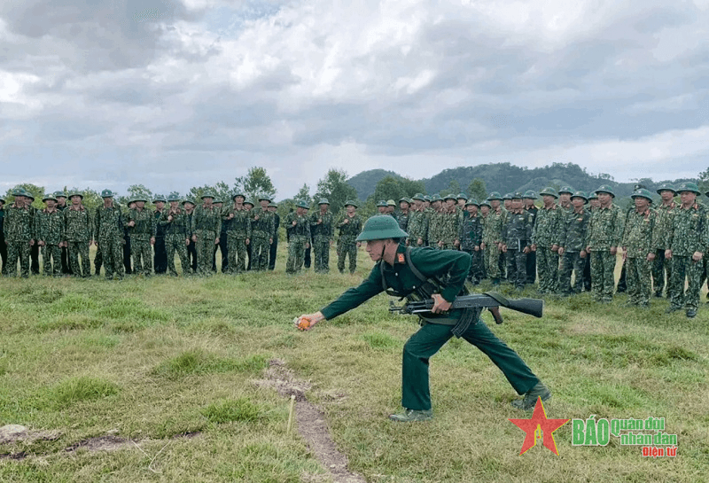 Đầu tư cơ sở hạ tầng thiết yếu, phục vụ sản xuất, đời sống trong vùng đồng bào dân tộc thiểu số và miền núi kết hợp xây dựng vành đai an toàn trên tuyến biên giới