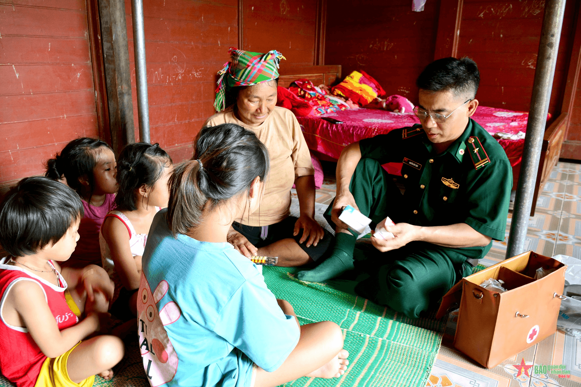 Người thầy thuốc quân hàm xanh nơi cực Tây Tổ quốc - Bài 1: Cứu người - Mệnh lệnh từ trái tim