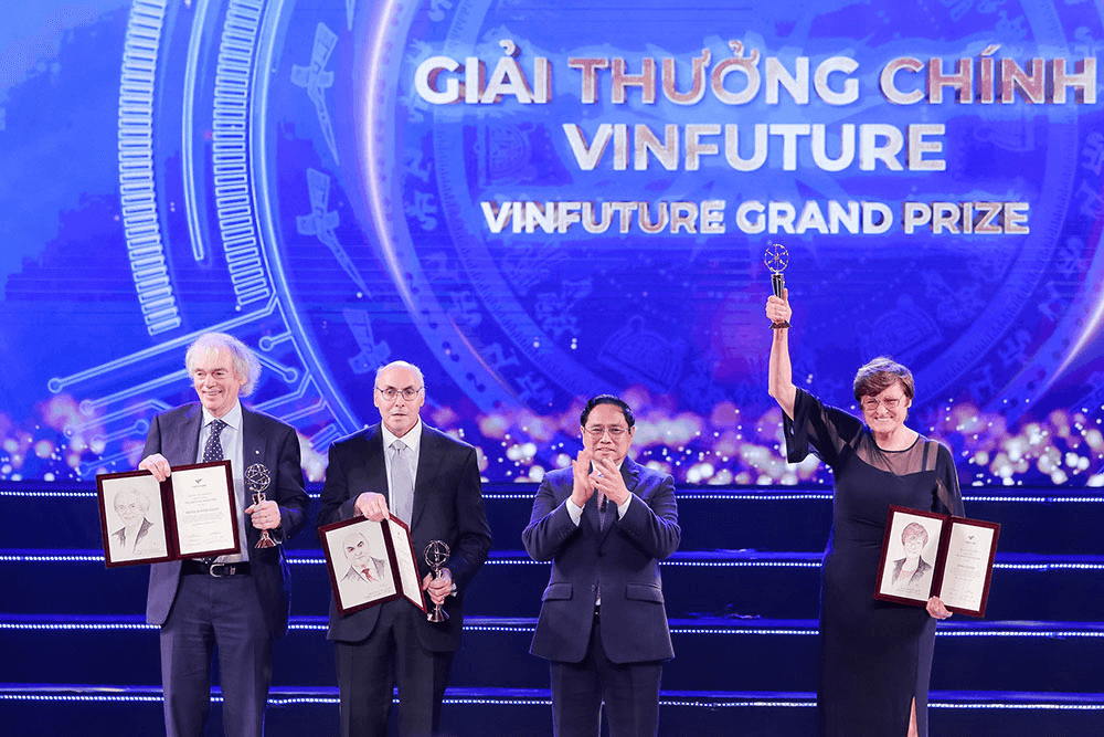 Giải Nobel Y sinh 2023 vinh danh 2 nhà khoa học nghiên cứu về công nghệ mRNA