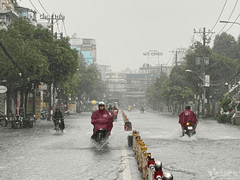 Mưa lớn kéo dài, nhiều tuyến đường của Thành phố Hồ Chí Minh chìm trong "biển nước”
