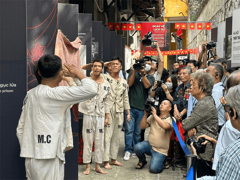Khai mạc trưng bày “Sông Hồng cuộn sóng” chào mừng Ngày giải phóng Thủ đô