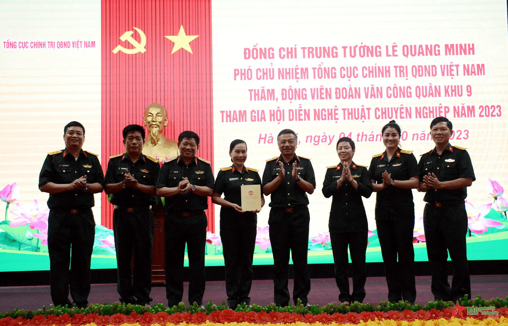 Trung tướng Lê Quang Minh thăm, động viên các đơn vị tham gia Hội diễn nghệ thuật chuyên nghiệp về đề tài Quốc phòng toàn dân năm 2023