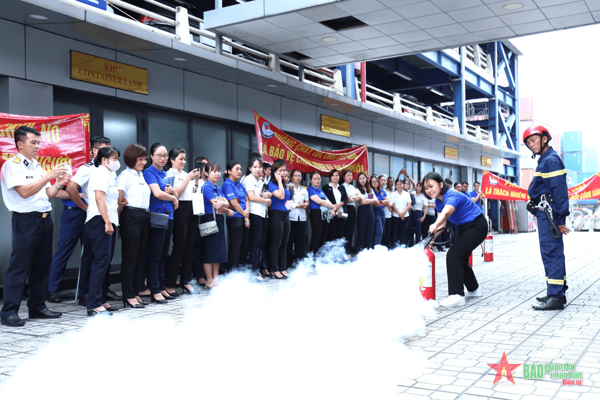 Tổng công ty Tân Cảng Sài Gòn: Tuyên truyền, huấn luyện phòng chống cháy nổ cho cán bộ, người lao động