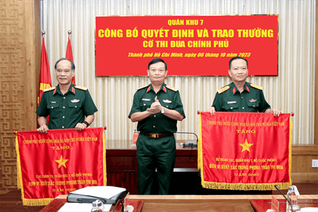 Trao Cờ thi đua của Chính phủ cho 2 tập thể thuộc Quân khu 7