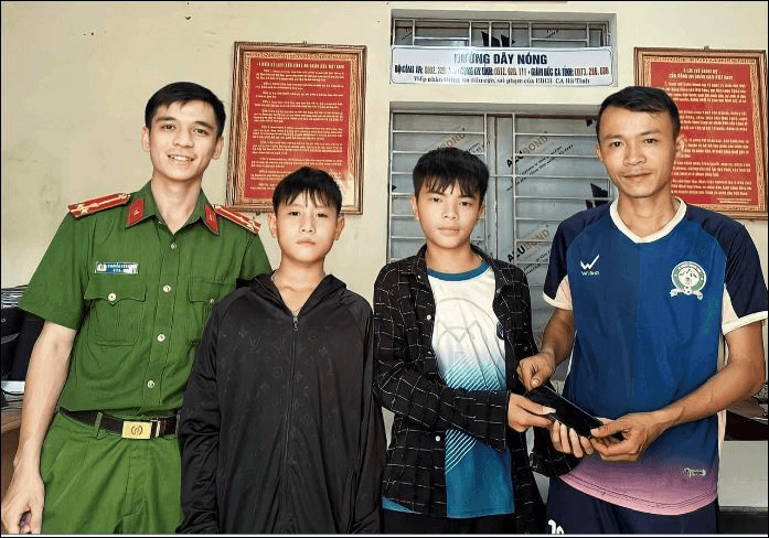 Hai học sinh không tham của rơi