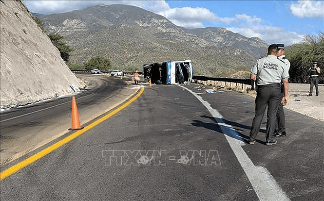 Tai nạn xe buýt thảm khốc tại Mexico, hơn 30 người thương vong