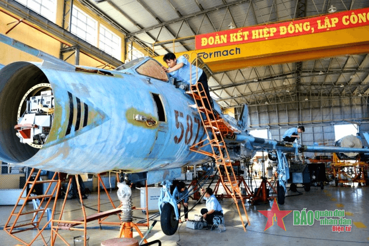 Lính thợ A32 “chữa bệnh” máy bay phản lực