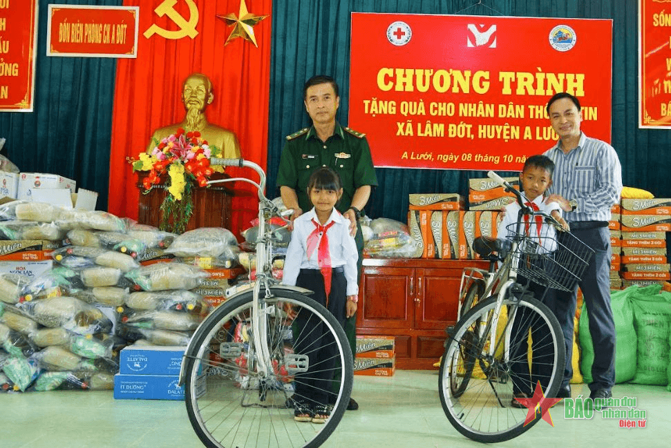 Đẩy mạnh hợp tác quốc tế về công tác dân tộc và thực hiện chính sách dân tộc: Tặng gần 200 suất quà cho lực lượng vũ trang và nhân dân hai bên biên giới Việt Nam - Lào