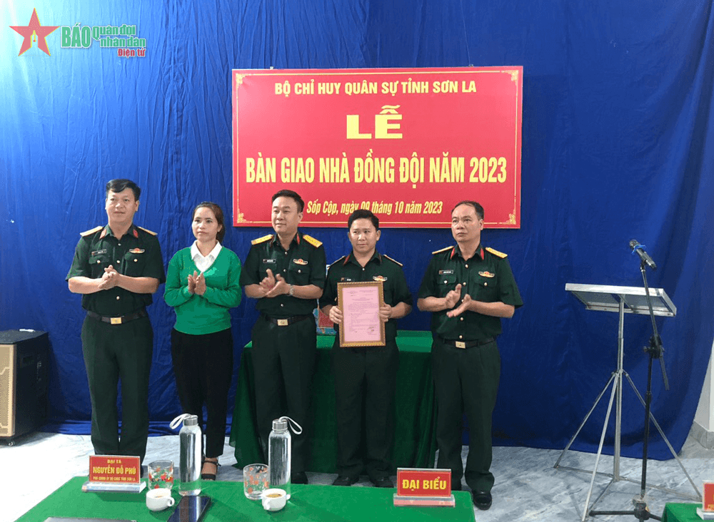 Bộ CHQS tỉnh Sơn La bàn giao Nhà đồng đội cho quân nhân có hoàn cảnh khó khăn