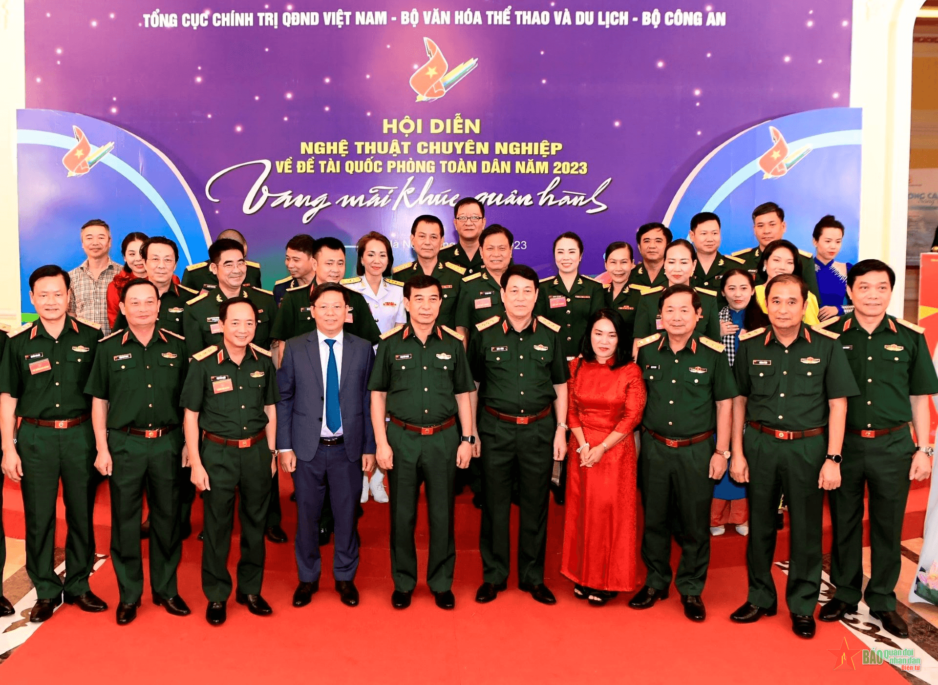 Nghệ sĩ thăng hoa trong khai mạc hội diễn nghệ thuật về đề tài Quốc phòng toàn dân