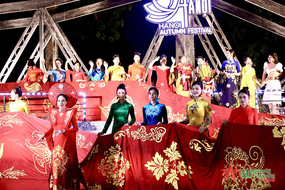 Hướng về Hà Nội từ tà áo dài