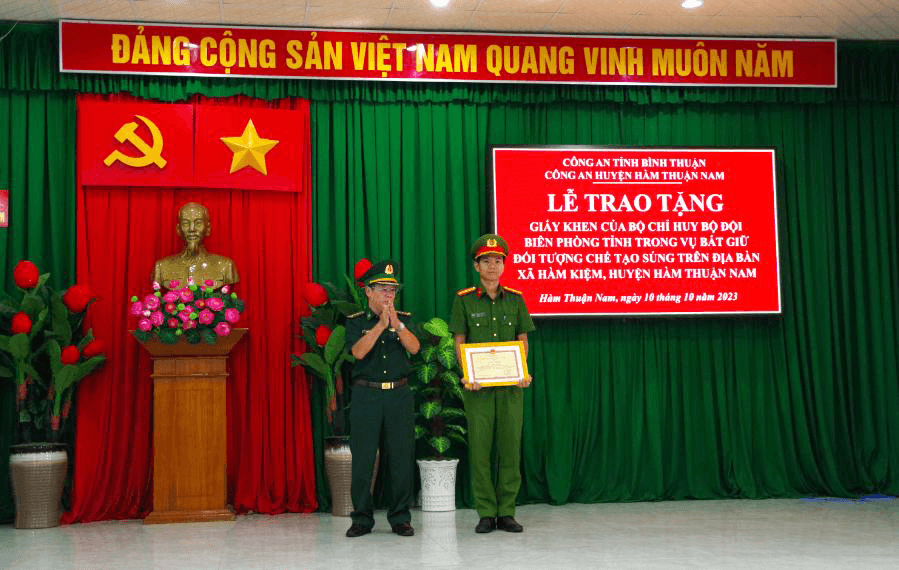 Bình Thuận: Khen thưởng cán bộ có thành tích xuất sắc trong triệt phá đường dây sản xuất, mua bán, vận chuyển trái phép vũ khí