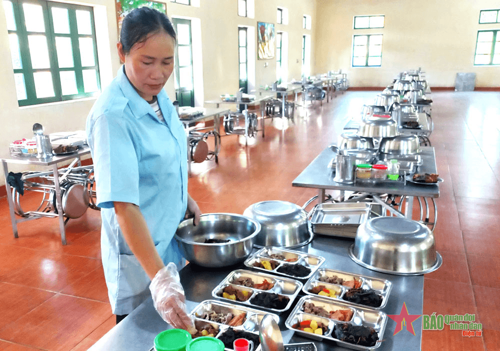 Chị nuôi quân tận tụy