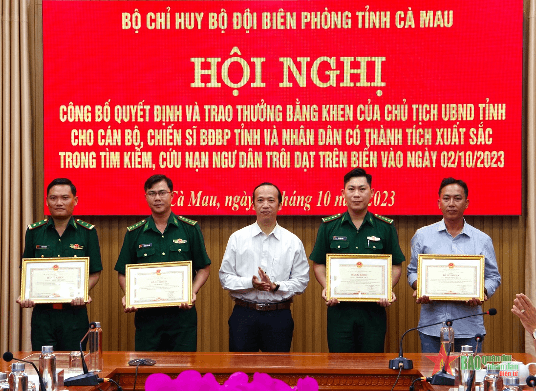 Cà Mau trao bằng khen tặng 4 cá nhân thực hiện nhiệm vụ cứu hộ, cứu nạn các thuyền viên bị chìm tàu

​