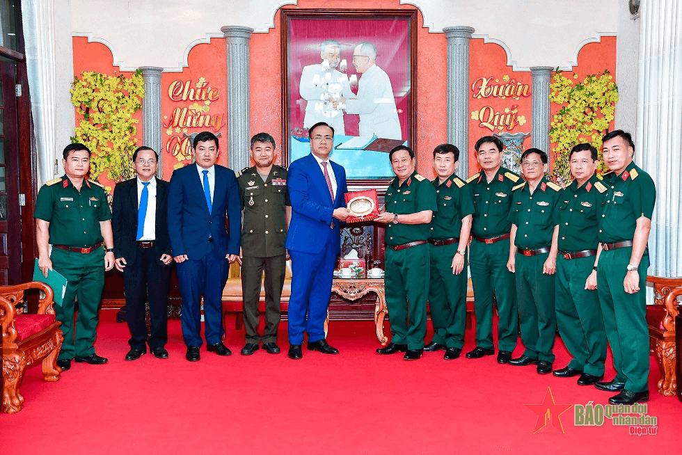 Tổng Lãnh sự quán Vương quốc Campuchia tại thành phố Hồ Chí Minh chào xã giao Bộ tư lệnh Quân khu 9