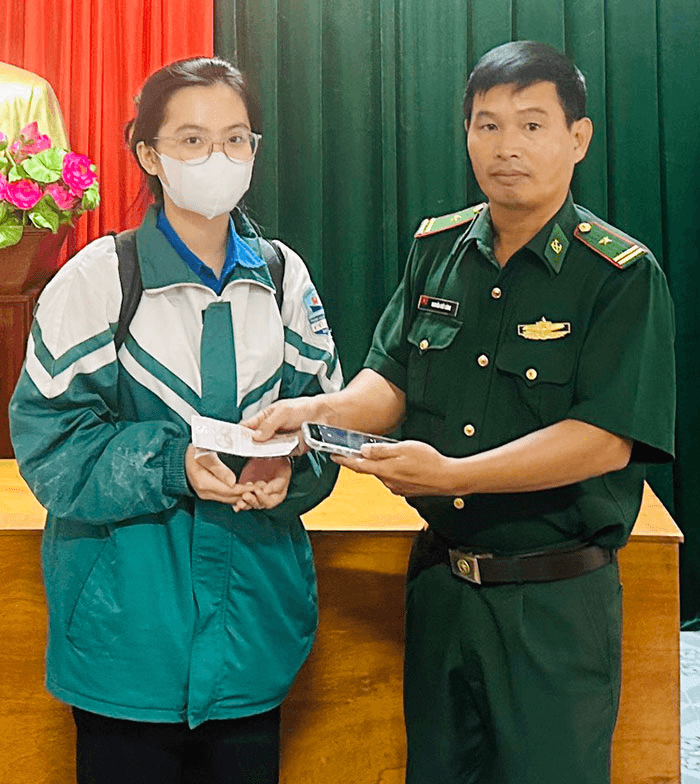 Thiếu tá Nguyễn Viết Công nhặt được của rơi trả người đánh mất