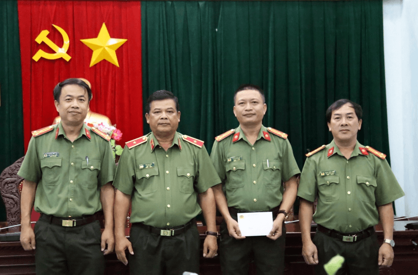 Công an tỉnh Gia Lai thưởng nóng cán bộ, chiến sĩ phá chuyên án mua bán, tàng trữ trái phép vũ khí quân dụng