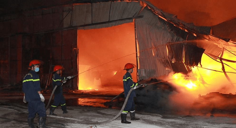 Cháy dữ dội ở xưởng sản xuất viên nén gỗ tại Bắc Giang
