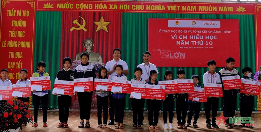 Viettel Đắk Nông: Tổng kết 10 năm triển khai Chương trình “Vì em hiếu học”