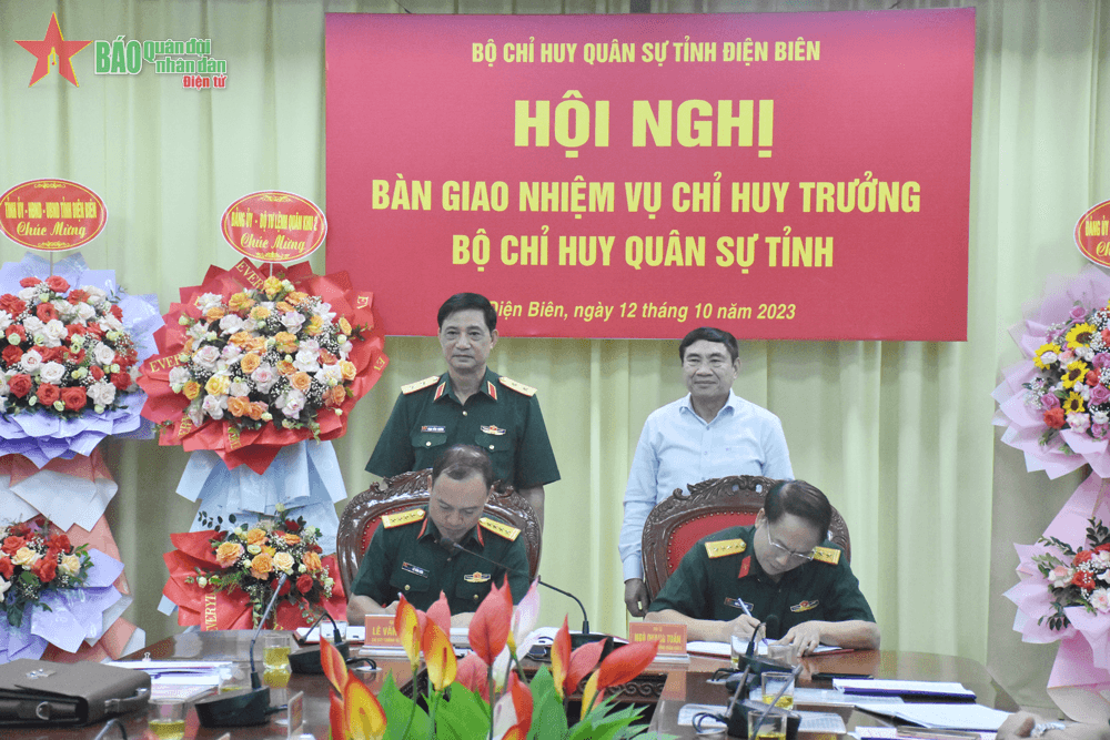 Bàn giao nhiệm vụ Chỉ huy trưởng Bộ CHQS tỉnh Điện Biên