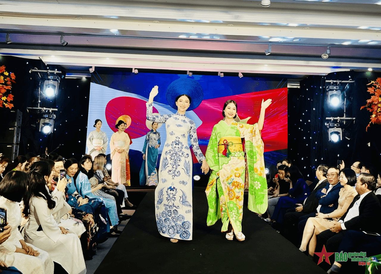 “Sắc thu Việt - Nhật”: Nơi giới thiệu vẻ đẹp duyên dáng của áo dài Việt Nam và kimono Nhật Bản