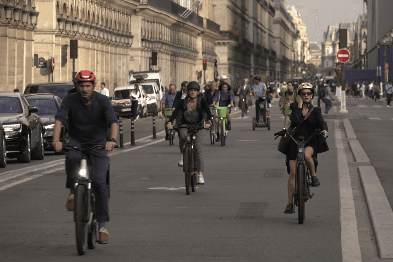 Giao thông ở Paris ùn tắc vì... xe đạp