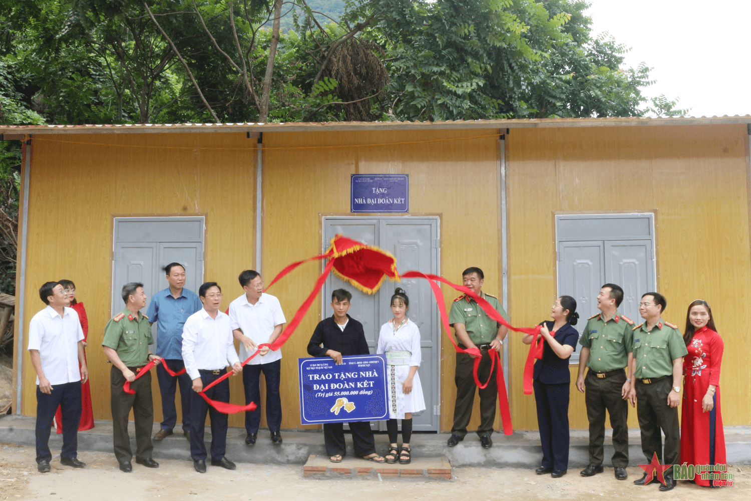 Bắc Kạn huy động mọi nguồn lực đầu tư phát triển kinh tế - xã hội vùng đồng bào dân tộc thiểu số và miền núi: Trao nhà mẫu và triển khai xây dựng 200 nhà cho hộ nghèo năm 2023