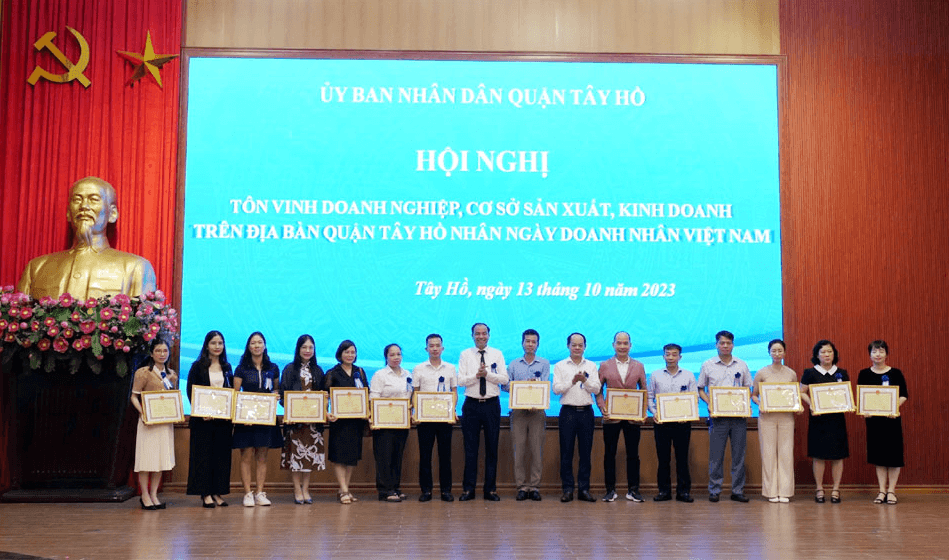 Quận Tây Hồ tôn vinh các doanh nghiệp, doanh nhân tiêu biểu trên địa bàn