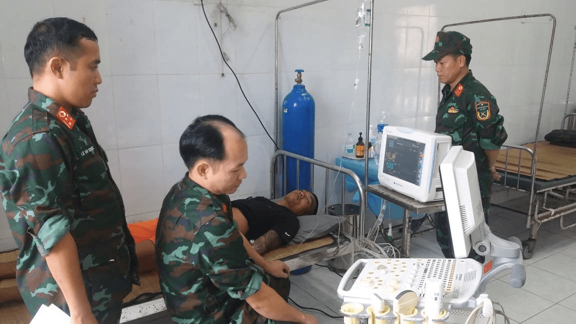 Bệnh xá đảo Song Tử Tây cấp cứu ngư dân gặp nạn trên biển