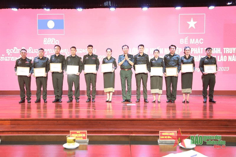 Bế mạc lớp tập huấn nghiệp vụ phát thanh, truyền hình cho cán bộ Quân đội nhân dân Lào