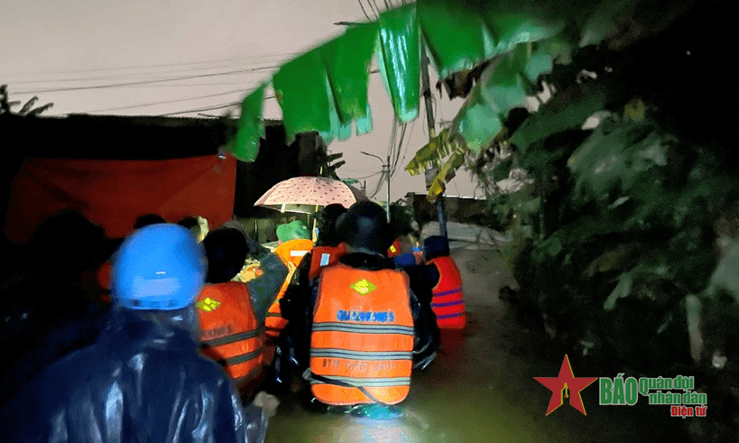 Tiểu đoàn 409 (Bộ Tham mưu Quân khu 5): Kịp thời di dời hơn 200 người dân tránh lũ trong đêm