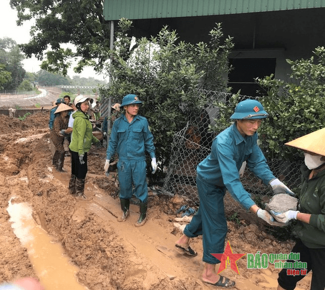 Hơn 200 người gia cố bờ sông sạt lở tại Hà Tĩnh