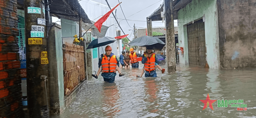Thành phố Đà Nẵng: Bộ đội dốc sức giúp dân vùng lũ