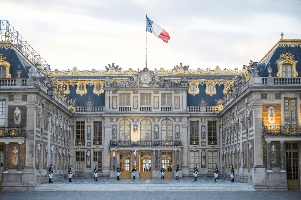Pháp sơ tán du khách tại Cung điện Versailles sau khi nhận tin nhắn đe dọa đánh bom