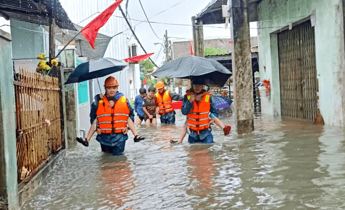 Bộ đội, dân quân dốc sức giúp dân trong lũ