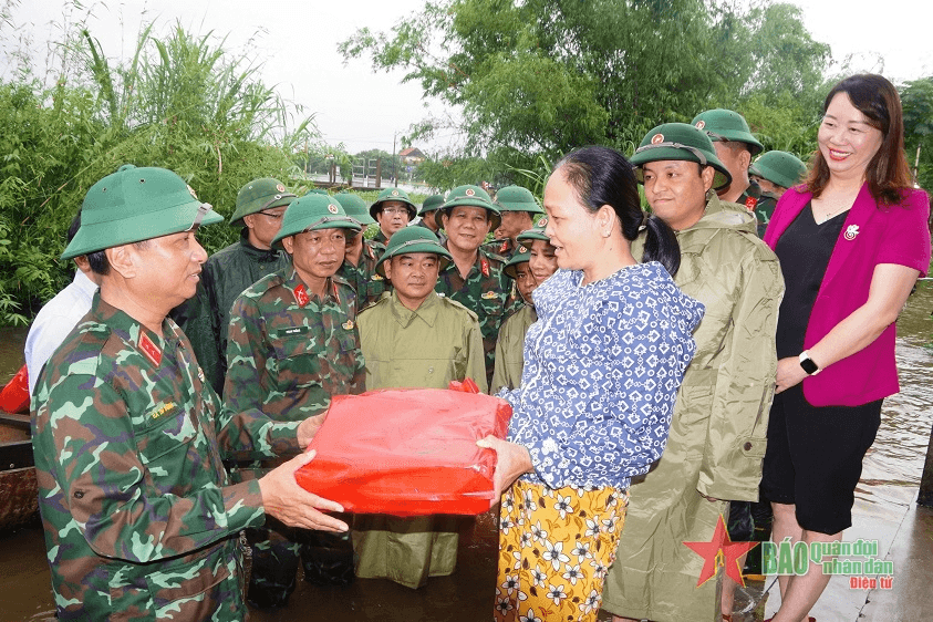 Trung tướng Hà Thọ Bình thăm, tặng quà người dân vùng lũ tỉnh Thừa Thiên Huế