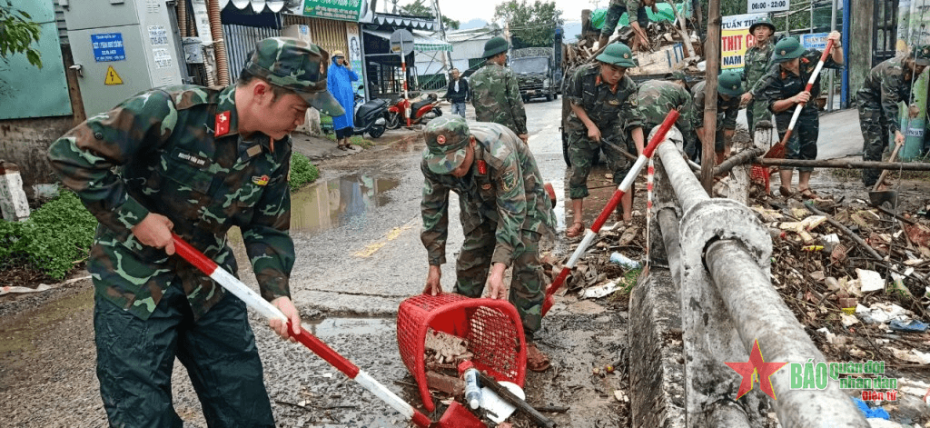 Xung kích giúp dân nơi đỉnh lũ Đà Nẵng
