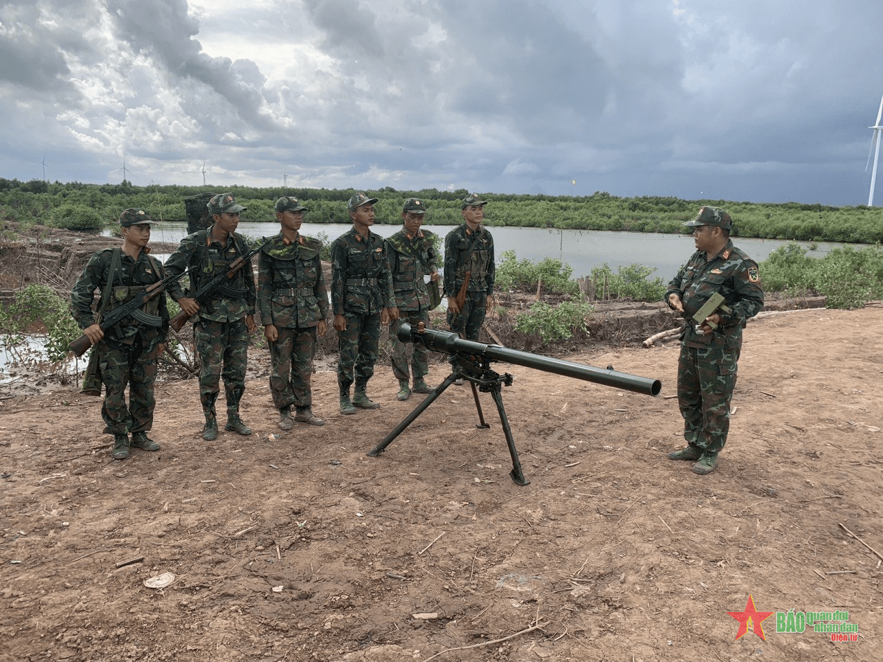 Quân khu 9: Hiệu quả sáng kiến “Cơ cấu bắn giật cò điều khiển từ xa súng SPG-9”