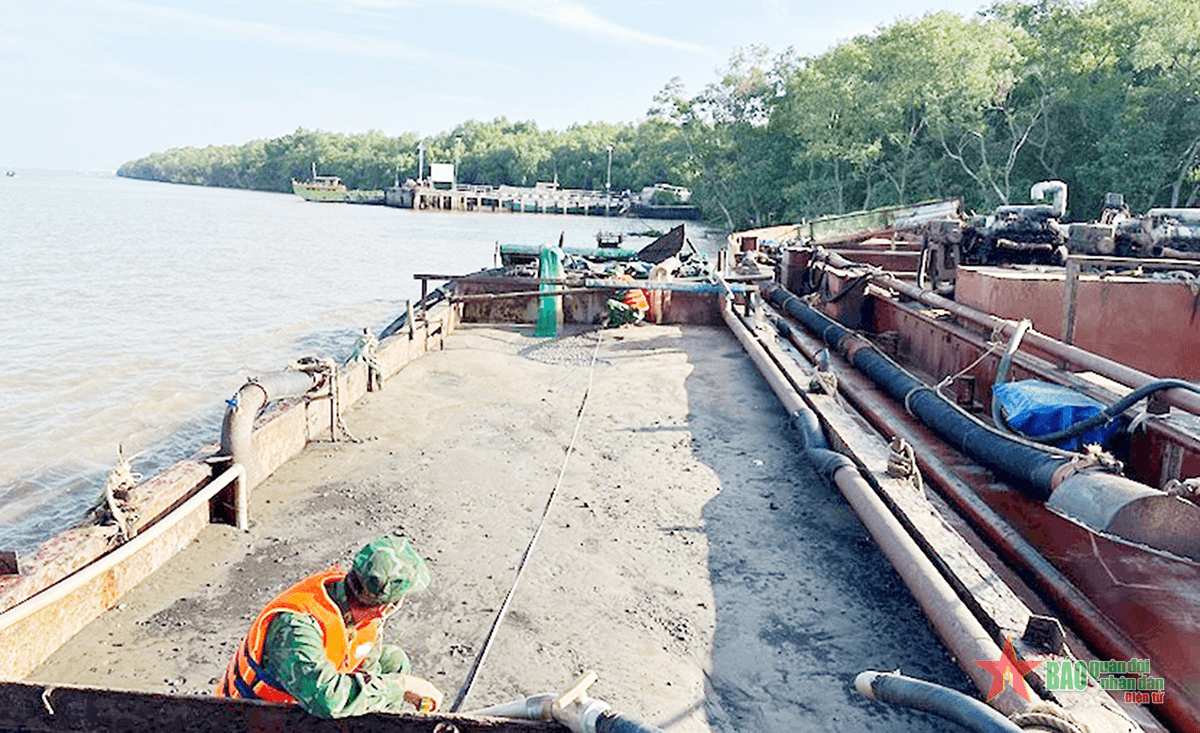 Phối hợp ngăn chặn vi phạm pháp luật trên sông, biển