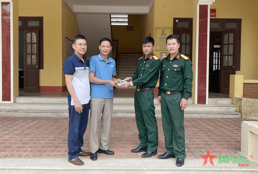 Thiếu tá Nguyễn Văn Vượng nhặt được của rơi trả lại người đánh mất