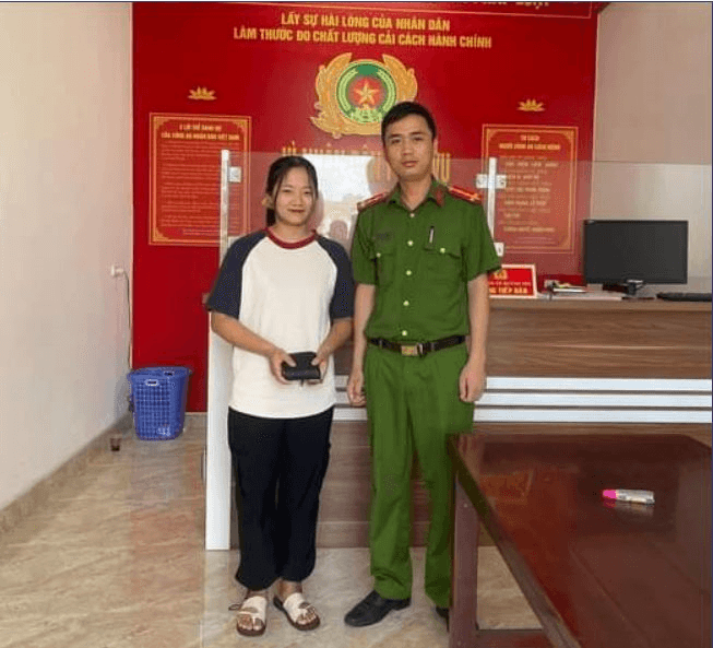 Hai em học sinh nhặt được của rơi trả lại người đánh mất