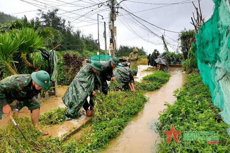 Lực lượng vũ trang Quân khu 5: Trong gian khó càng gắng sức giúp dân