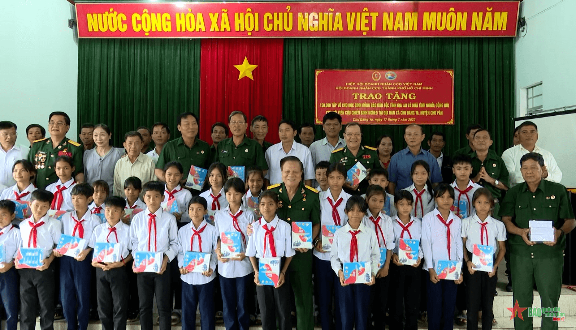 Tặng 150.000 cuốn vở dành cho học sinh đồng bào dân tộc thiểu số tại Gia Lai