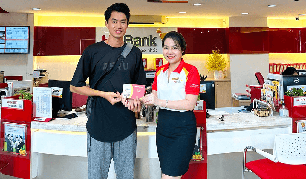 Khách hàng bất ngờ khi đăng ký App HDBank quay trúng 5 triệu đồng