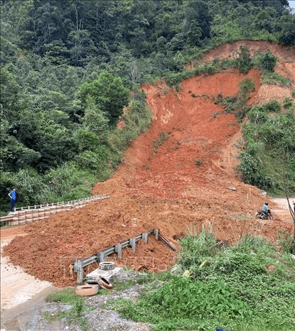 Sạt lở gây ách tắc giao thông trên Đèo Lò Xo