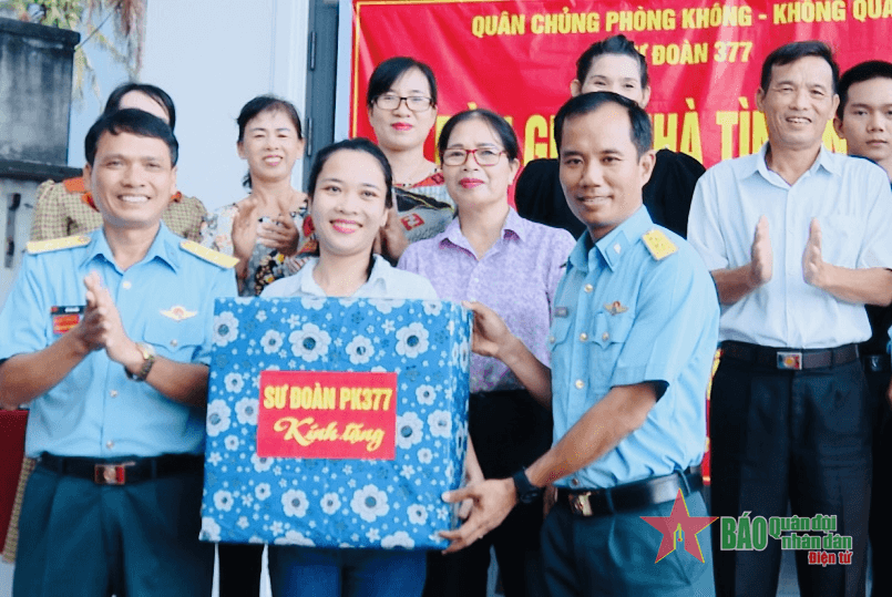 Sư đoàn Phòng không 377 bàn giao "Nhà tình nghĩa" tặng gia đình chính sách