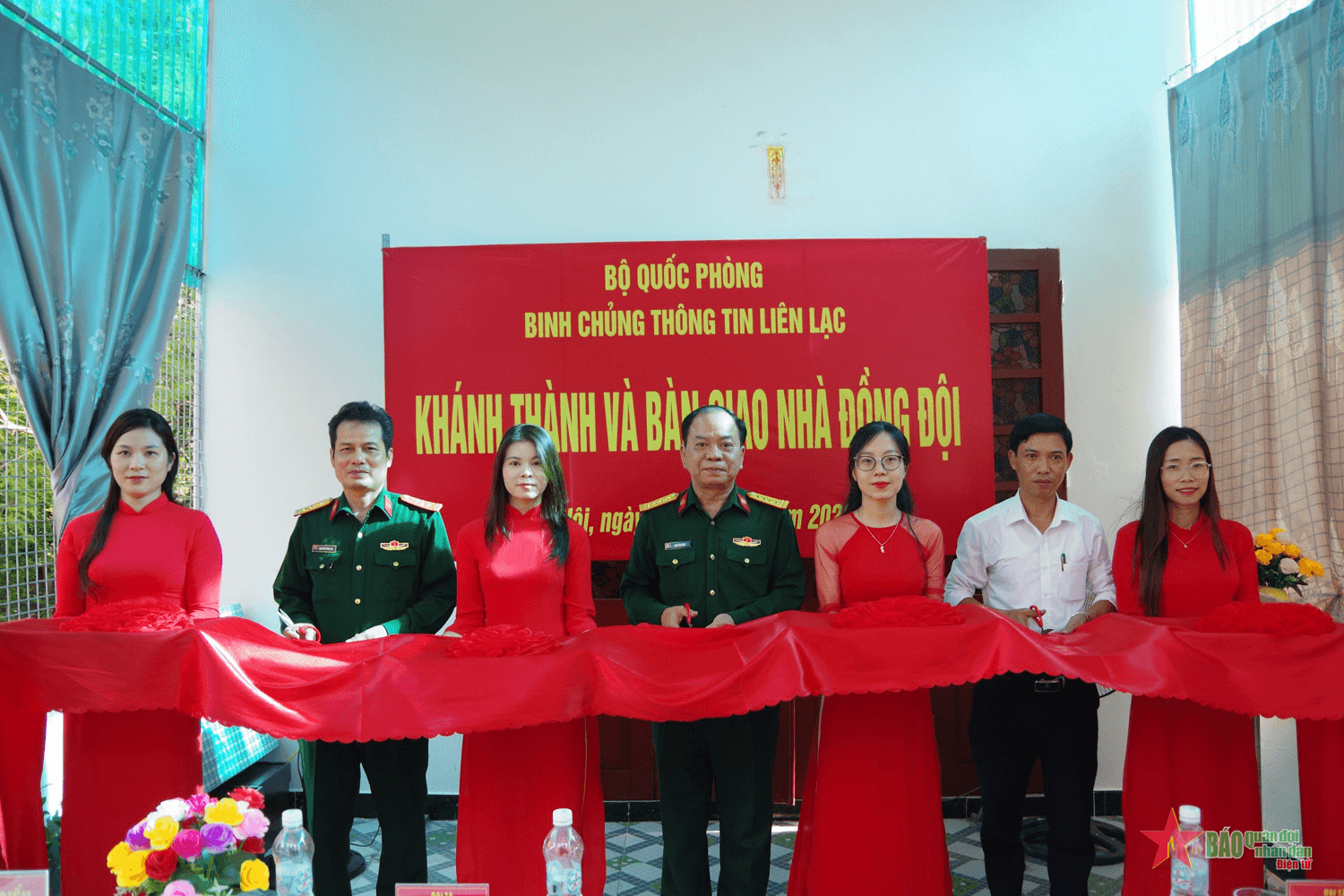 Binh chủng Thông tin liên lạc bàn giao “Nhà đồng đội” tặng quân nhân khó khăn