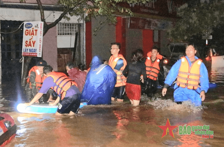 Lính “trinh sát đặc nhiệm” xung kích vùng lũ