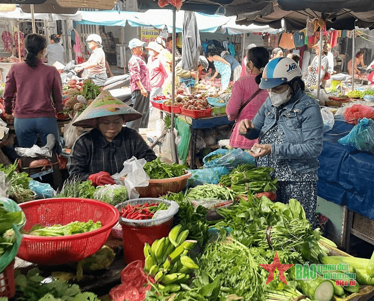 Đà Nẵng: Rau xanh tăng giá sau mưa lũ